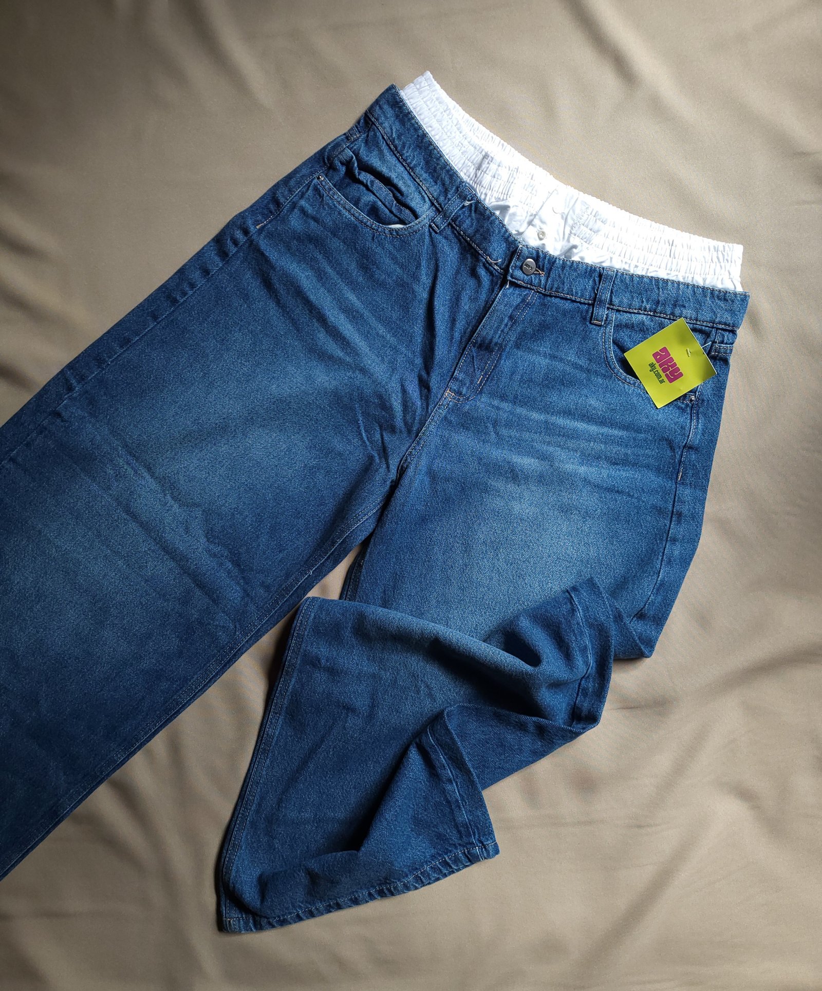 Jeans rigido con pretina blanca